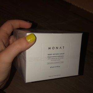 Monat Berry Scrub
